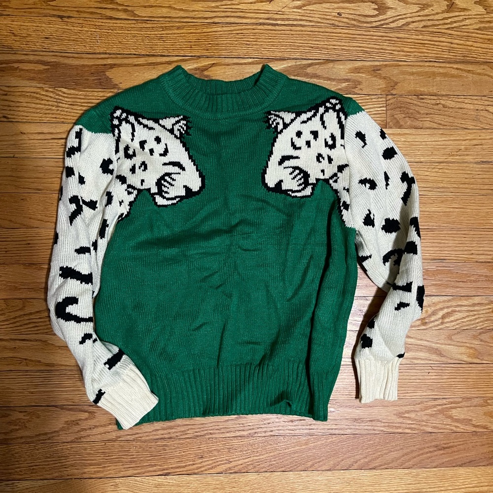 Angashion Green Snow Leopard/Cheetah Sweater size Medium